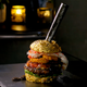 Imagen para el artículo titulado Wagyu, pan de oro, caviar, jamón ibérico y mayonesa de pato. Así se hace la hamburguesa más cara del mundo